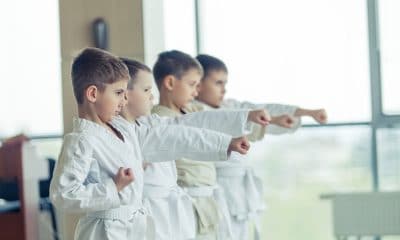 Sporty walk dla dzieci - chłopcy w kimonach trenujący karate.