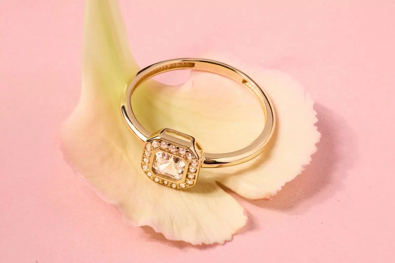 jak dobrać pierścionek do stylizacji